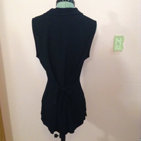 Collared Button-Up Sleeveless Blouse w. Mother-of-Pearl Buttons & Ties at Back - Picture 3 of 5